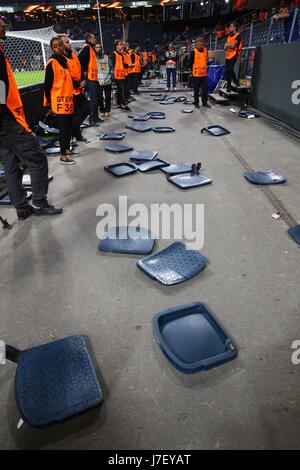 Stockholm, Suède. 24 mai, 2017. Les sièges sont endommagés vu abandonné sur le terrain après l'UEFA Europa League match final entre Manchester United et l'Ajax Amsterdam à la Friends Arena à Stockholm, Suède, le 24 mai 2017. Manchester United a soutenu le titre en battant l'Ajax Amsterdam 2-0. Credit : Gong Bing/Xinhua/Alamy Live News Banque D'Images