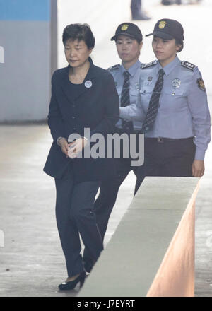 Séoul, Corée du Sud. 25 mai, 2017. L'ancien président de la Corée du Sud Park Geun-hye (L) arrive pour un procès à la Cour du District Central de Séoul à Séoul, Corée du Sud, le 25 mai 2017. Credit : Lee Sang-ho/Xinhua/Alamy Live News Banque D'Images