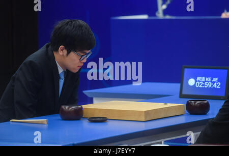 Wuzhen, Chine, province de Zhejiang. 25 mai, 2017. Joueur de Go chinois Ke Jie fait concurrence au cours du deuxième match contre l'intelligence artificielle en AlphaGo programme Wuzhen, est de la Chine, la province du Zhejiang, le 25 mai 2017. Credit : Xu Yu/Xinhua/Alamy Live News Banque D'Images