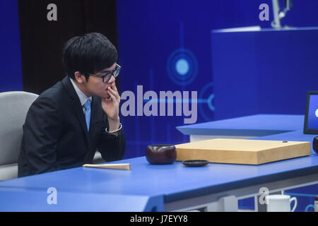 Wuzhen, Chine, province de Zhejiang. 25 mai, 2017. Joueur de Go chinois Ke Jie fait concurrence au cours du deuxième match contre l'intelligence artificielle en AlphaGo programme Wuzhen, est de la Chine, la province du Zhejiang, le 25 mai 2017. Credit : Xu Yu/Xinhua/Alamy Live News Banque D'Images