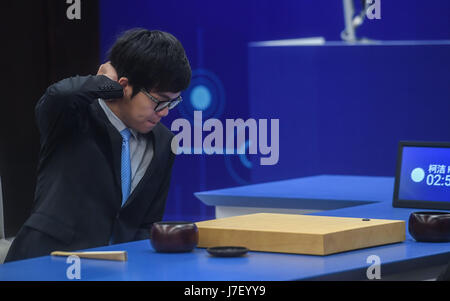 Wuzhen, Chine, province de Zhejiang. 25 mai, 2017. Joueur de Go chinois Ke Jie fait concurrence au cours du deuxième match contre l'intelligence artificielle en AlphaGo programme Wuzhen, est de la Chine, la province du Zhejiang, le 25 mai 2017. Credit : Xu Yu/Xinhua/Alamy Live News Banque D'Images