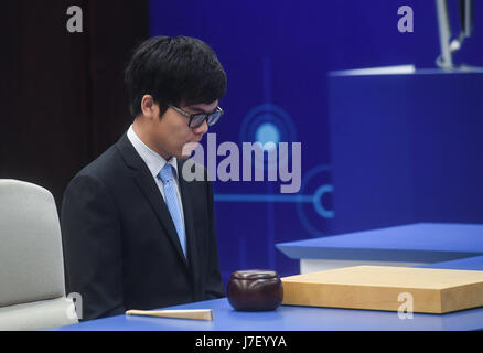 Wuzhen, Chine, province de Zhejiang. 25 mai, 2017. Joueur de Go chinois Ke Jie fait concurrence au cours du deuxième match contre l'intelligence artificielle en AlphaGo programme Wuzhen, est de la Chine, la province du Zhejiang, le 25 mai 2017. Credit : Xu Yu/Xinhua/Alamy Live News Banque D'Images