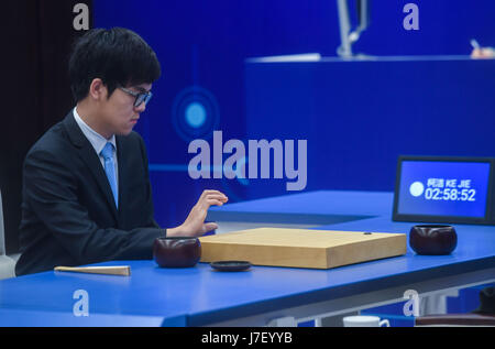 Wuzhen, Chine, province de Zhejiang. 25 mai, 2017. Joueur de Go chinois Ke Jie fait concurrence au cours du deuxième match contre l'intelligence artificielle en AlphaGo programme Wuzhen, est de la Chine, la province du Zhejiang, le 25 mai 2017. Credit : Xu Yu/Xinhua/Alamy Live News Banque D'Images