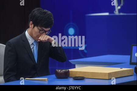 Wuzhen, Chine, province de Zhejiang. 25 mai, 2017. Joueur de Go chinois Ke Jie fait concurrence au cours du deuxième match contre l'intelligence artificielle en AlphaGo programme Wuzhen, est de la Chine, la province du Zhejiang, le 25 mai 2017. Credit : Xu Yu/Xinhua/Alamy Live News Banque D'Images