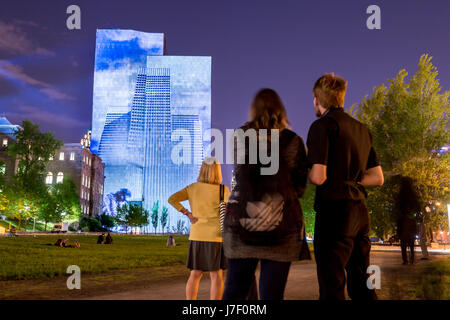 Montréal, Canada. 24 mai, 2017. Cité Mémoires Grand tableau sur les murs du palais de justice de Montréal (Champ-de-Mars). Cité Mémoire dispose de 20 tableaux multimédia sur l'histoire de Montréal. Crédit : Marc Bruxelles/Alamy Live News Banque D'Images