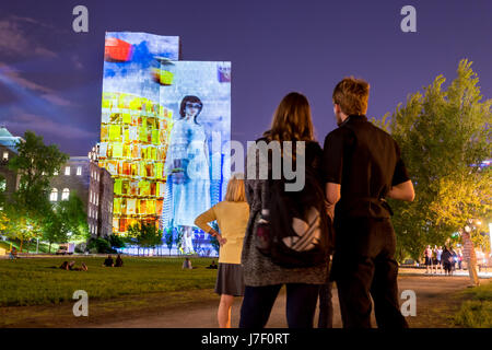 Montréal, Canada. 24 mai, 2017. Cité Mémoires Grand tableau sur les murs du palais de justice de Montréal (Champ-de-Mars). Cité Mémoire dispose de 20 tableaux multimédia sur l'histoire de Montréal. Crédit : Marc Bruxelles/Alamy Live News Banque D'Images