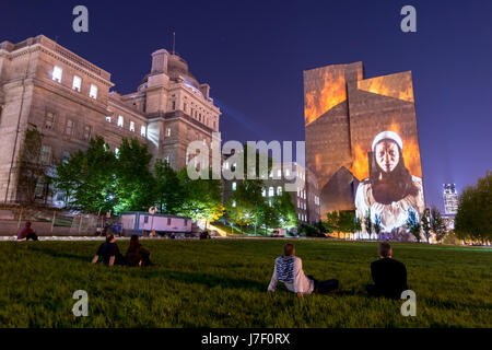 Montréal, Canada. 24 mai, 2017. Cité Mémoires Grand tableau sur les murs du palais de justice de Montréal (Champ-de-Mars). Cité Mémoire dispose de 20 tableaux multimédia sur l'histoire de Montréal. Crédit : Marc Bruxelles/Alamy Live News Banque D'Images