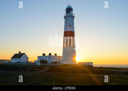 Portland Bill, Dorset, UK. 25 mai, 2017. Soleil se lève derrière le phare sur un claear et lumineux matin avec promesse de la journée la plus chaude depuis le début de l'année. Prévisions des températures d'être au milieu des années 20 centigrades. Crédit : Dan Tucker/Alamy Live News Banque D'Images