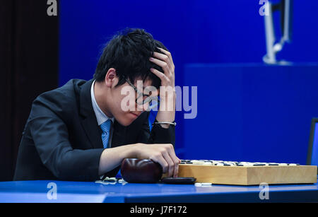 Wuzhen, Chine, province de Zhejiang. 25 mai, 2017. Joueur de Go chinois Ke Jie analyse le jeu après le deuxième match contre l'intelligence artificielle en AlphaGo programme Wuzhen, est de la Chine, la province du Zhejiang, le 25 mai 2017. Credit : Xu Yu/Xinhua/Alamy Live News Banque D'Images