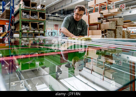 Paris, à l'Est de la Bohême. 4 mai, 2017. SanSwiss, cabines de douche d'un nouveau hall de production pour les producteurs et de stockage en Jicin, République tchèque, la Bohême de l'Est, le 4 mai 2017. Photo : CTK/Tanecek Photo/Alamy Live News Banque D'Images