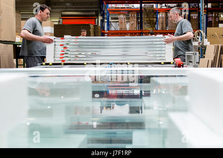 Paris, à l'Est de la Bohême. 4 mai, 2017. SanSwiss, cabines de douche d'un nouveau hall de production pour les producteurs et de stockage en Jicin, République tchèque, la Bohême de l'Est, le 4 mai 2017. Photo : CTK/Tanecek Photo/Alamy Live News Banque D'Images