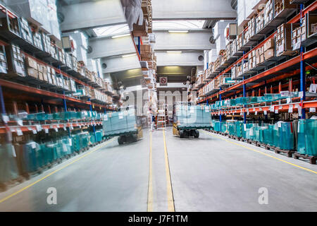 Paris, à l'Est de la Bohême. 4 mai, 2017. SanSwiss, cabines de douche d'un nouveau hall de production pour les producteurs et de stockage en Jicin, République tchèque, la Bohême de l'Est, le 4 mai 2017. Photo : CTK/Tanecek Photo/Alamy Live News Banque D'Images