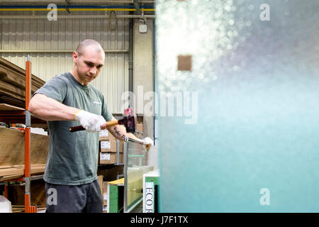 Paris, à l'Est de la Bohême. 4 mai, 2017. SanSwiss, cabines de douche d'un nouveau hall de production pour les producteurs et de stockage en Jicin, République tchèque, la Bohême de l'Est, le 4 mai 2017. Photo : CTK/Tanecek Photo/Alamy Live News Banque D'Images