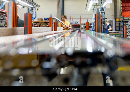 Paris, à l'Est de la Bohême. 4 mai, 2017. SanSwiss, cabines de douche d'un nouveau hall de production pour les producteurs et de stockage en Jicin, République tchèque, la Bohême de l'Est, le 4 mai 2017. Photo : CTK/Tanecek Photo/Alamy Live News Banque D'Images