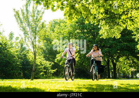 Pays de Galles Aberystwyth Uk, jeudi 25 mai 2017 UK Weather : personnes à vélo au travail dans le lumineux soleil du printemps chaud vers le bas le magnifique parc bordée d'Plascrug à Aberystwyth, Ceredigion, pays de Galles de l'Ouest. Aujourd'hui, les températures devraient atteindre le haut 20s centigrades dans beaucoup de partie du Royaume-Uni, ce qui en fait la journée la plus chaude de l'année Crédit photo : Keith morris/Alamy Live News Banque D'Images