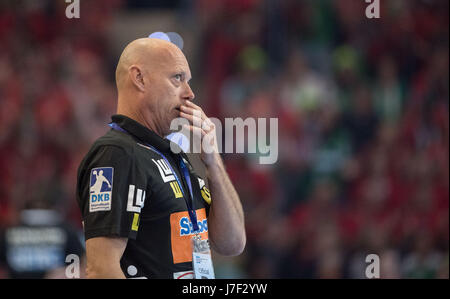 L'entraîneur de Goeppingen Magnus Andersson durant la Coupe EHF-demi-finale de handball entre SC Magdeburg et frisch auf Göppingen dans l'EWS-Aerna de Göppingen, Allemagne, 20 mai 2017. Photo : Marijan Murat/dpa Banque D'Images