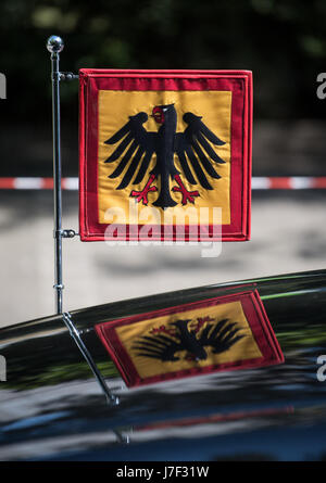 Berlin, Allemagne. 23 mai, 2017. Le pavillon de l'Allemagne fédérale président est fixé à la voiture officielle du Président fédéral allemand à Berlin, Allemagne, 23 mai 2017. Photo : Bernd von Jutrczenka/dpa/Alamy Live News Banque D'Images