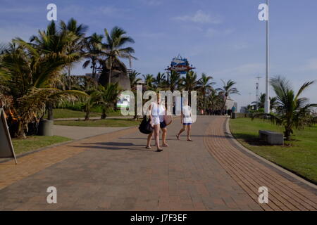 Durban, Afrique du Sud, le 25 mai, 2017. Météo Afrique du Sud. Les gens aiment les belles conditions d'automne sur le front de la conditions douces. Paul Gregg Crédit/Alamy Live News Banque D'Images