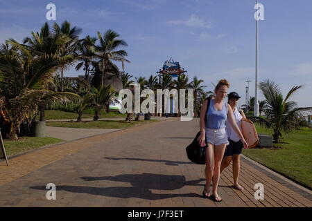 Durban, Afrique du Sud, le 25 mai, 2017. Météo Afrique du Sud. Les gens aiment les belles conditions d'automne sur le front de la conditions douces. Paul Gregg Crédit/Alamy Live News Banque D'Images