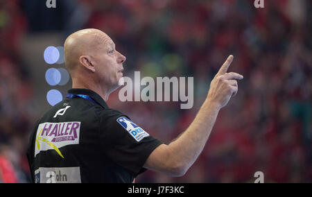 L'entraîneur de Goeppingen Magnus Andersson durant la Coupe EHF-demi-finale de handball entre SC Magdeburg et frisch auf Göppingen dans l'EWS-Aerna de Göppingen, Allemagne, 20 mai 2017. Photo : Marijan Murat/dpa Banque D'Images