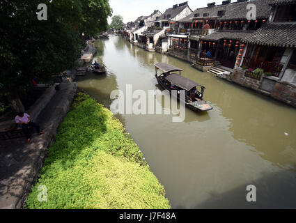 Hangzhou. 25 mai, 2017. Photo prise le 25 mai 2017 présente le watermifoil dans une rivière de Xitang, ville ancienne, la Chine de l'est la province de Zhejiang. Watermifoil est planté dans la rivière pour la purification de l'eau. Credit : Wang Dingchang/Xinhua/Alamy Live News Banque D'Images