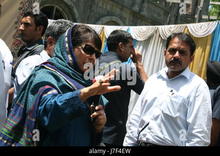 25/05/2017.Jammu-et-Cachemire CM Mehbooba Mufti s'attaquer à des gens de différents villages du district de Kulgam. Mehbooba dit dans son discours que seul Narendra Modi peut résoudre le conflit au Cachemire, mais pour qu'il nous faut maintenir la paix, la loi et l'ordre dans toute la région Banque D'Images