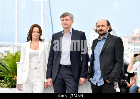 Cannes, France. 25 mai, 2017. Cannes, Sergei Loznista et Valeriu Andriuta acteur (de G à D) du film 'une créature douce' poser pour un photocall dans Makovtseva Vasilina Actrice, acteur et réalisateur Sergei Loznista Valeriu Andriuta (de G à D) du film 'une créature douce' posent pour une photocall à Cannes, France le 25 mai 2017. Le film 'une créature douce' réalisé par le réalisateur russe Sergei Loznita seront en compétition pour la Palme d'or sur le 70e Festival de Cannes. Crédit : Chen Yichen/Xinhua/Alamy Live News Banque D'Images