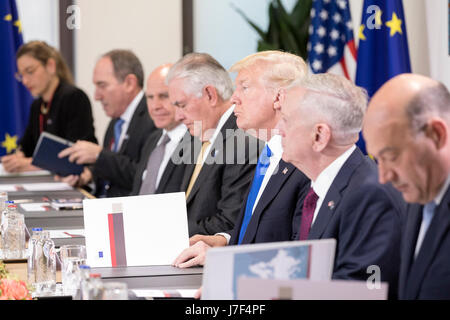 Bruxelles, Belgique. 25 mai, 2017. Le Président américain Donald Trump (3R), la secrétaire d'État des États-Unis, Rex Tillerson (4L), et le secrétaire à la Défense James Mattis (2L) assister à une réunion avec les dirigeants de l'UE au siège du Conseil européen, à Bruxelles, Belgique, le 25 mai 2017. Credit : Thierry Monasse/Xinhua/Alamy Live News Banque D'Images