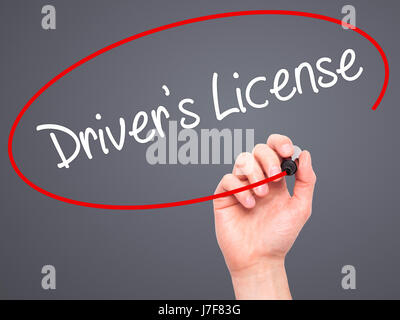 Man main écrit Drivers License avec marqueur noir sur l'écran visuel. Isolé sur le gris. Le commerce, la technologie, internet concept. Stock Photo Banque D'Images