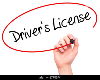 Man main écrit Drivers License avec marqueur noir sur l'écran visuel. Isolé sur blanc. Le commerce, la technologie, internet concept. Stock Photo Banque D'Images