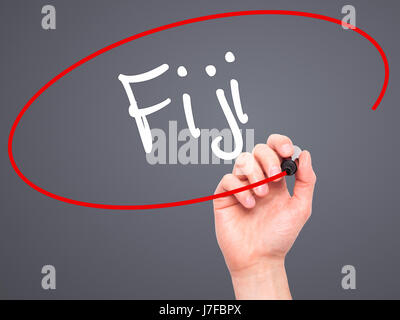 Man main écrit Fidji avec marqueur noir sur l'écran visuel. Isolé sur fond. Le commerce, la technologie, internet concept. Stock Photo Banque D'Images