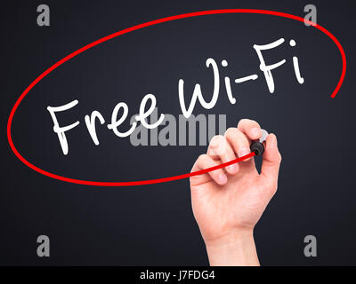 Man main écrit d''une connexion Wi-Fi gratuite avec marqueur noir sur l'écran visuel. Isolé sur le noir. Le commerce, la technologie, internet concept. Stock Photo Banque D'Images