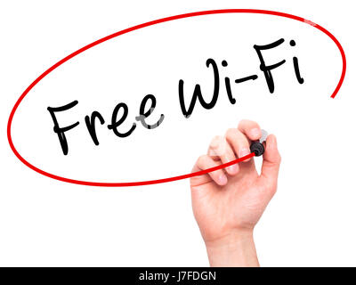 Man main écrit d''une connexion Wi-Fi gratuite avec marqueur noir sur l'écran visuel. Isolé sur blanc. Le commerce, la technologie, internet concept. Stock Photo Banque D'Images