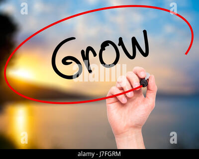 Man main écrit grandir avec marqueur noir sur l'écran visuel. Isolé sur fond. Le commerce, la technologie, internet concept. Stock Photo Banque D'Images