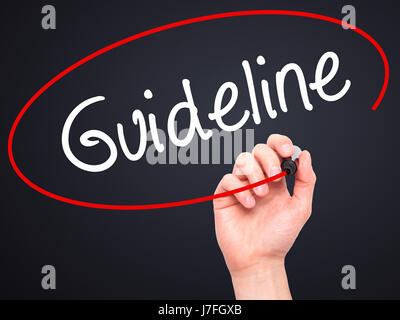 Man Main Ligne directrice d'écriture avec marqueur noir sur l'écran visuel. Isolé sur fond. Le commerce, la technologie, internet concept. Stock Photo Banque D'Images