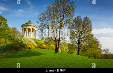 Temple Monopteros dans le jardin Anglais de Munich, Bavière, Allemagne Banque D'Images