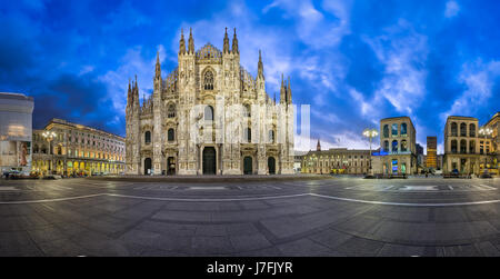 MILAN, ITALIE - 13 janvier 2015 : Duomo di Milano (la cathédrale de Milan) et la Piazza del Duomo à Milan, Italie. Le Duomo de Milan est la deuxième plus grande Catholic Banque D'Images