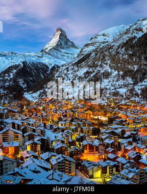 Vue aérienne sur la vallée de Zermatt Matterhorn Peak et à l'aube, Suisse Banque D'Images