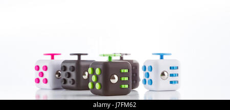 Anti stress et de détente bougeotte, cube et spinner pour des gens épuisés Banque D'Images