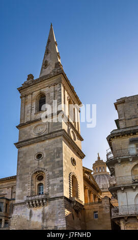 Saint Paul's Anglican Cathedral et église des Carmes à La Valette, Malte Banque D'Images
