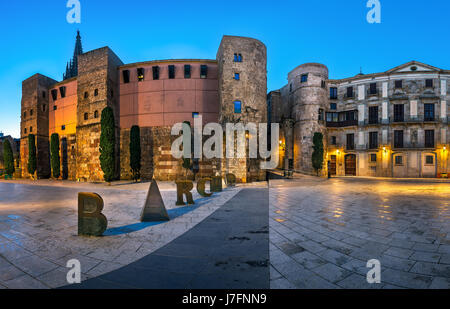 Panorama de l'ancienne Porte Romaine et Plaça Nova le matin, Barri quartier gothique, Barcelone, Catalogne, Espagne Banque D'Images