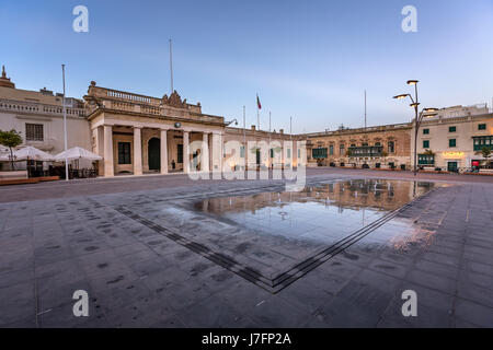 Saint George Square et la rue de la République à La Valette, Malte Banque D'Images