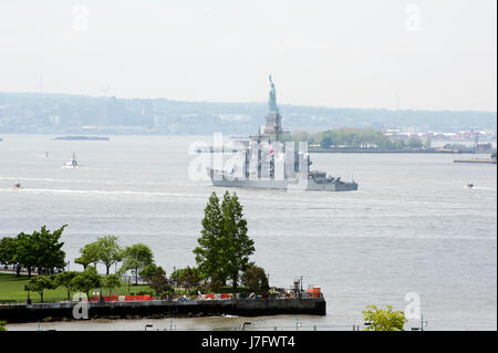 L'USS San Jacinto (CG-56), un croiseur de la classe Ticonderoga dans la Marine américaine, sur son chemin vers le bas du fleuve Hudson durant la Fleet Week à New York. Banque D'Images