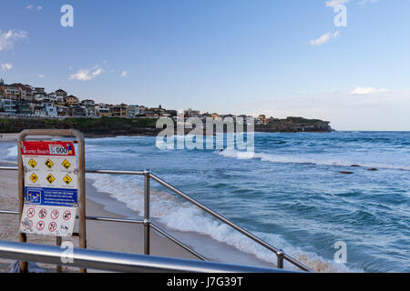 Bondi à Coogee, voie promenade côtière. Bronte Beach. Panneau d'avertissement Banque D'Images