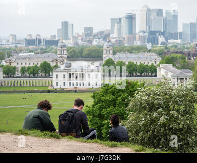 Une vue sur Canary Wharf à partir du haut de Greenwich Park, Londres. Banque D'Images