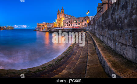 Panorama de la baie de Balluta et église Notre Dame du Mont Carmel à Saint Julien, Malte Banque D'Images