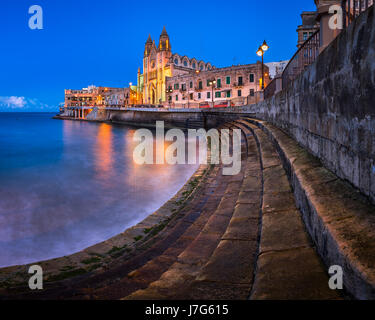 La baie de Balluta et église Notre Dame du Mont Carmel à Saint Julien, Malte Banque D'Images