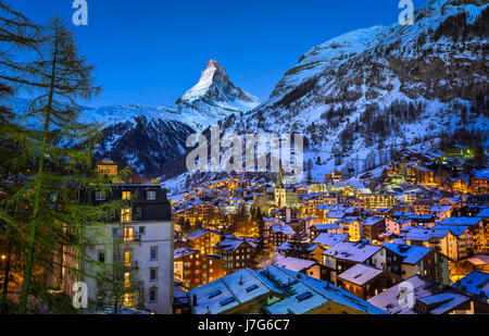 Vue aérienne sur la vallée de Zermatt Matterhorn Peak et à l'aube, Suisse Banque D'Images