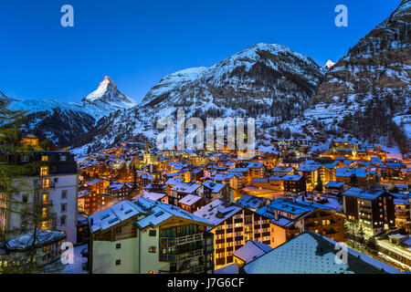 Vue aérienne sur la vallée de Zermatt Matterhorn Peak et à l'aube, Suisse Banque D'Images