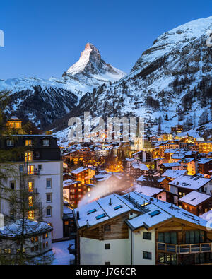 Vue aérienne sur la vallée de Zermatt Cervin et à l'aube, Zermatt, Suisse Banque D'Images